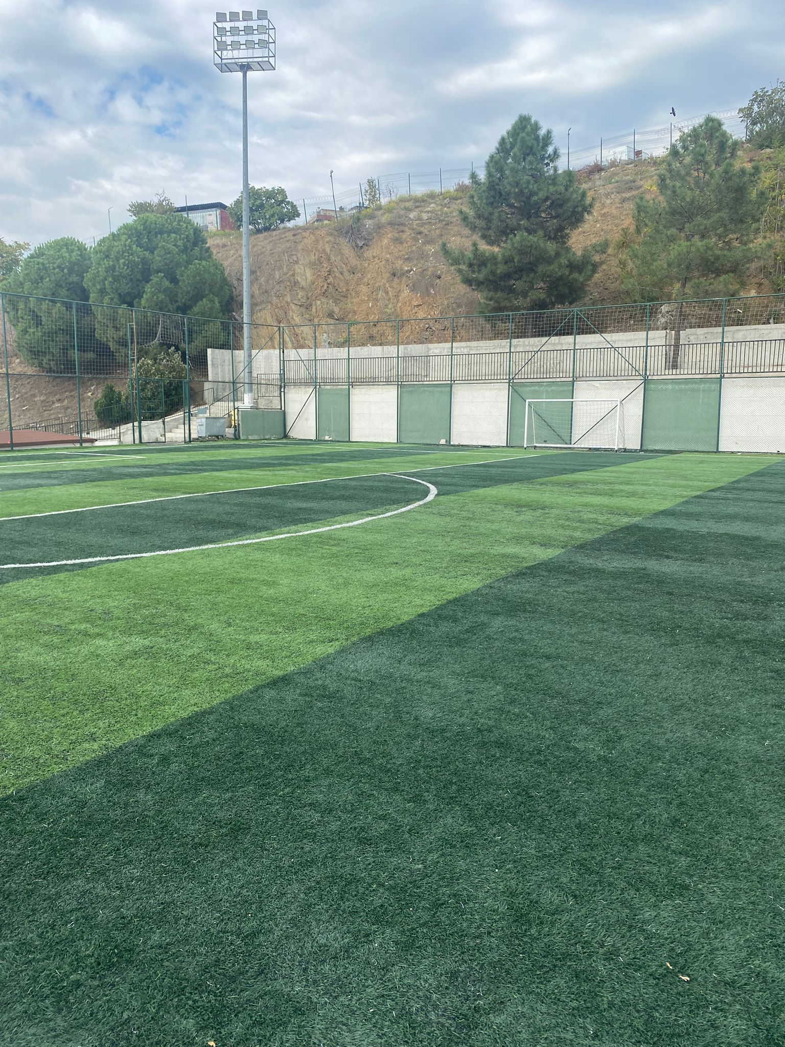 Halısaha tribün alanı - seyirci kapasiteli futbol sahası