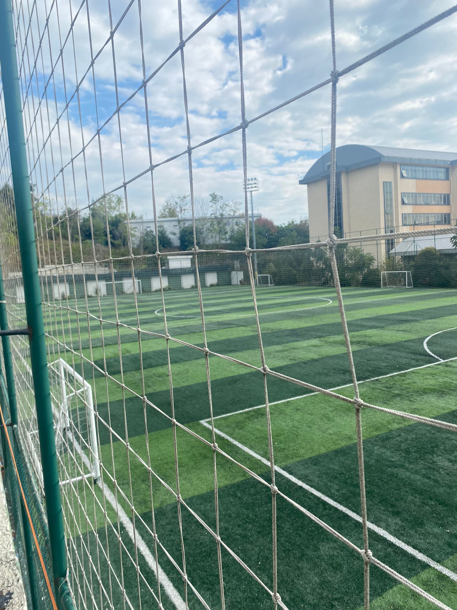 Halısaha park alanı - araç park imkanı olan tesis